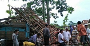 Sembilan Rumah Hancur Dihantam Angin Puting Beliung di Wongsorejo