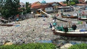 Pantai Satelit Muncar Dipenuhi Sampah