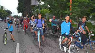 Gunakan Sepeda Jengki, Warga Gladag Gowes Bareng Hingga Taman Blambangan