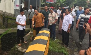 Tinjau Jalan Poros Desa, Anas: Segera Lakukan Lelang