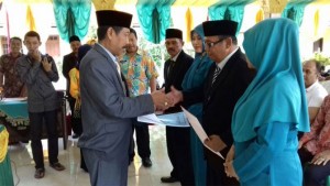 Camat Srono Lantik Pj Kades Parijatah Kulon