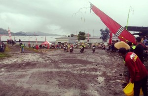 Meski Diguyur Hujan, Crosser dan Penonton di Sirkuit AMC Glenmore Tetap Bersemangat