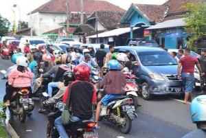 Akibat Macet, Dua Sopir Nyaris Adu Jotos di Jembatan Tambong