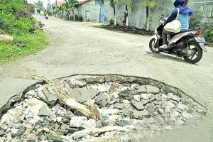 Sering Dilewati Truk Pengangkut Limbah, Jalan Menuju Pelabuhan Muncar Ambrol