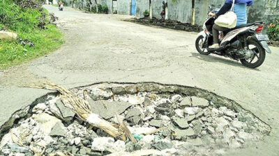 Sering Dilewati Truk Pengangkut Limbah, Jalan Menuju Pelabuhan Muncar Ambrol