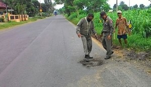 Sering Diguyur Hujan Lebat, Jalan Nasional di Wongsorejo Berhias Lubang