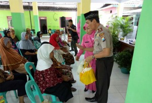 Kapolsek Rogojampi Beri Bantuan Janda Tua dan Fakir Miskin