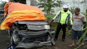 Diduga Hilang Kendali, Mobil Luxio Tabrak Toko di Gambiran
