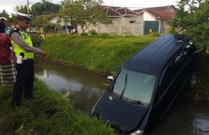 Minim Rambu Lalu Lintas, Mobil Nyemplung Sungai di Pertigaan Yosomulyo