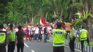 Pembacaan Pledoi Kasus Demo Palu Arit, Massa Diluar Persidangan Nyaris Ricuh