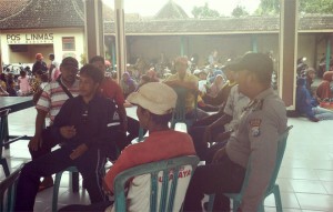 Police Supervise Distribution of Social Assistance Rastra