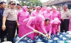 Polres Distribusikan 10 Ton Air Bersih Untuk Korban Banjir