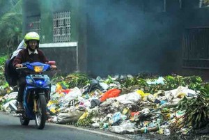 TPSS Overload, Boyolangu Garbage Spills on the Highway