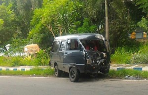 Hit a Tree, Pemilik Tinggalkan Mobil di Jalan