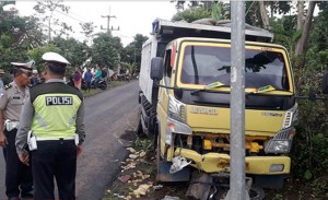 Tabrak Truk, Pengendara Motor asal Gambiran Meninggal