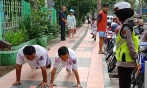 Tak Pakai Helm, Pelajar Dihukum Push Up