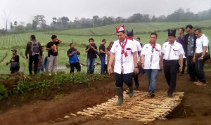 Berjalan Kiloanmeter, Tommy Soeharto Temui Petani di Banyuwangi