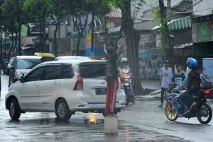 Traffick Light Lateng Mati, Anak-anak Bantu Atur Lalin