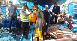 Diduga Kelelahan, ABK KM Nelayan Putra Jaya Meninggal di Pelabuhan Tanjung Wangi