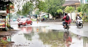 Genangan Air di Depan MTsN Srono Bahayakan Pengendara