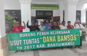 Aliansi Rakyat Banyuwangi Bentangkan Spanduk Dukung Kejati Jatim Usut Kasus Dana Bansos 2017