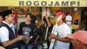 Blusukan ke Pasar Rogojampi, Gus Ipul Nyanyi ‘Kabeh Sedulur’ Versi Osing Bareng Pengamen