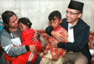 Bupati Anas Siap Merawat Anak Yatim Korban Longsor