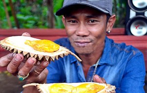 Durian Merah dan Oranye Banyuwangi Diburu Wisatawan