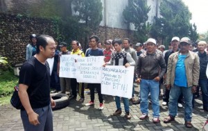 Dihadang Massa, Eksekusi Rumah di Perumahan Griya Dadapan Regency Batal