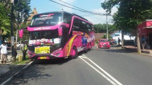 Bus Pariwisata Alami Kecelakaan Tunggal di Glagah