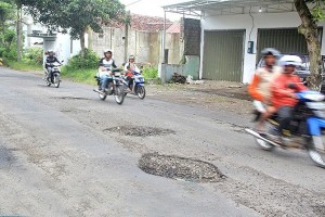 Musim Hujan, Jalan Berlubang di Genteng Semakin Merata