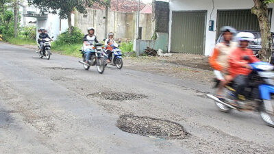 Musim Hujan, Jalan Berlubang di Genteng Semakin Merata