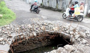 Jalan Menuju Pelabuhan Muncar Dibiarkan Bolong