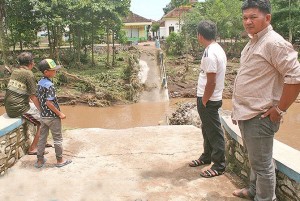 Tiga Jembatan Putus di Wongsorejo Belum Diperbaiki