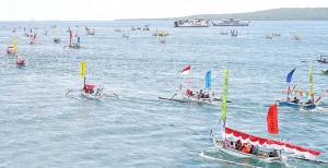 Meriahnya Parade 150 Perahu Hias di Selat Bali