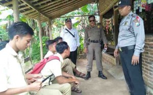 Tim Gabungan Gerebek Siswa SMP Yang Kerap Nongkrong di Warung