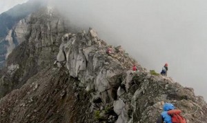 Pendaki Gunung Raung Ditemukan Tewas di Puncak Tusuk Gigi