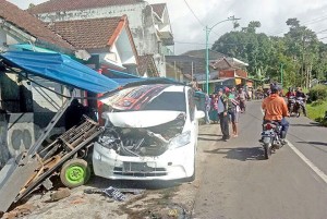 Sopir Ngantuk, Honda Freed Tabrak Rumah di Licin