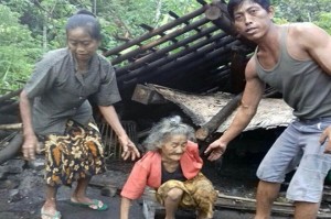 Diguyur Hujan, Rumah Nenek Rajemah Ambruk