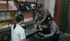 Polisi Gerebek Rumah Penjual Miras di Srono