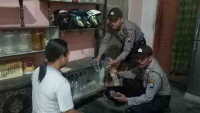 Polisi Gerebek Rumah Penjual Miras di Srono