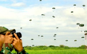 Atraksi 227 Penerjun Paskhas TNI AU Hiasi Langit Banyuwangi
