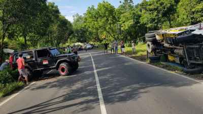 Truk Pengangkut Janur Terguling di Kabat