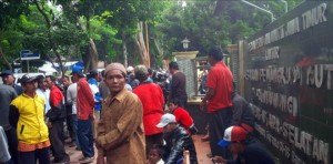 Perjuangkan Tanah Warisan, Ratusan Warga Pakel Datangi Kantor Perhutani Banyuwangi