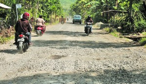 Jalan ke Wisata Pulau Merah Rusak Parah, Warga Tuding Akibat Kendaraan Milik PT BSI