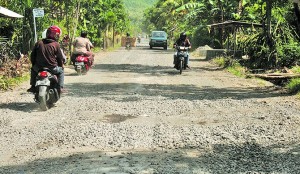 The Road to Red Island Tour is Severely Damaged, Residents Accused of Vehicles Owned by PT BSI