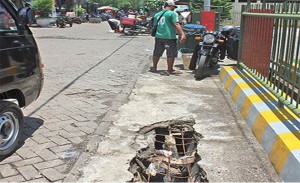 Akibat Parkir Liar, Trotoar di Pelabuhan Brak Kalimoro Jebol