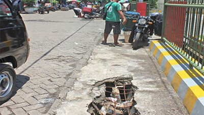 Due to Illegal Parking, The sidewalk at Brak Kalimoro Harbor is broken