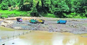 Meski Dilarang, Penambang Pasir di Siliragung Tetap Beraktivitas