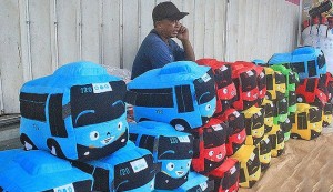 Penjual Bantal Berbentuk Bus Mainan Marak di Banyuwangi